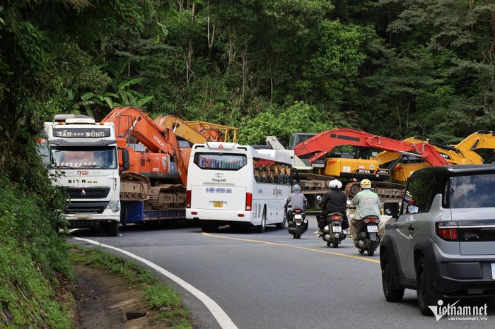 Mỗi ngày, rất đông xe tải trọng lớn và xe máy lưu thông qua đèo. Ảnh: Hồ Giáp