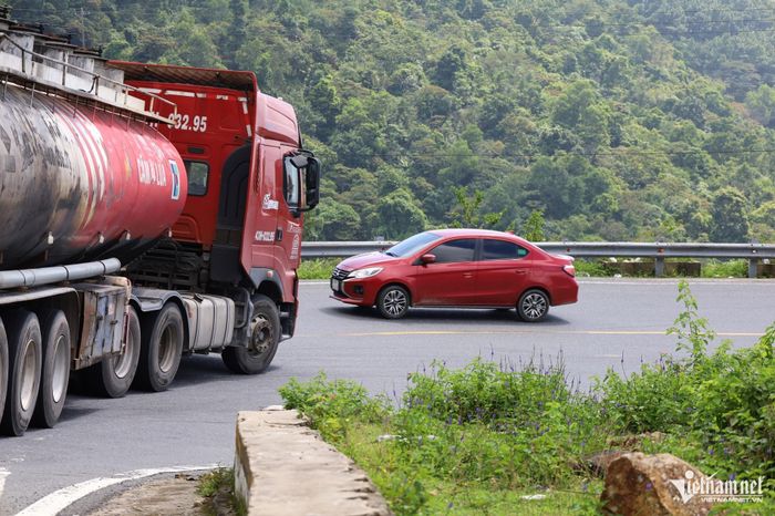Mỗi khi vào cua, tài xế phải tập trung cao độ, bởi chỉ một phút lơ là, sơ suất nhỏ cũng có thể dẫn đến tai nạn. Ảnh: Hồ Giáp