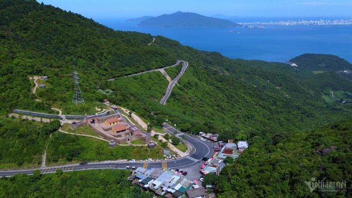  Cao khoảng 500m so với mực nước biển, đường đèo uốn lượn, một bên là núi, một bên là biển. Ảnh: Hồ Giáp