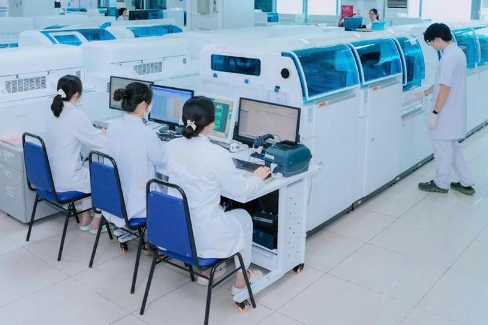 Labo xét nghiệm nơi truy tìm tác nhân bệnh tật. Ảnh: Thế Anh.