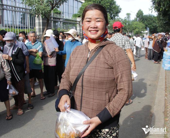 Chị Thu Trang cho biết các phần cơm do nhóm thiện nguyện Bếp Hoa Từ Tâm chế biến rất chất lượng