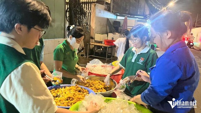 Các thành viên nhóm thiện nguyện Bếp Hoa Từ Tâm bắt đầu chế biến các suất ăn từ 2h