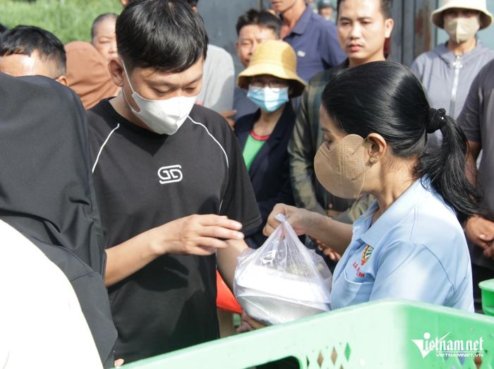 Người dân nhận cơm trong trật tự