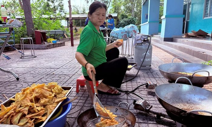 Bà Lê Mỹ Ngọc tích cực tham gia hỗ trợ các hoạt động thiện nguyện của con gái. Ảnh: Nhân vật cung cấp