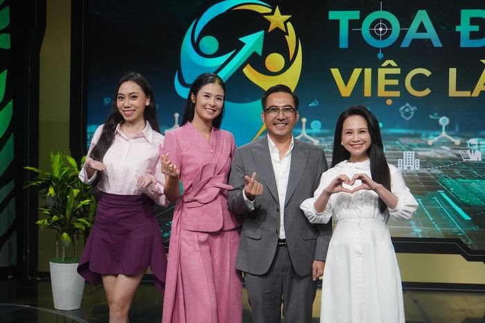 MC Mỹ Lan chụp hình cùng người chơi và 2 khách mời. 