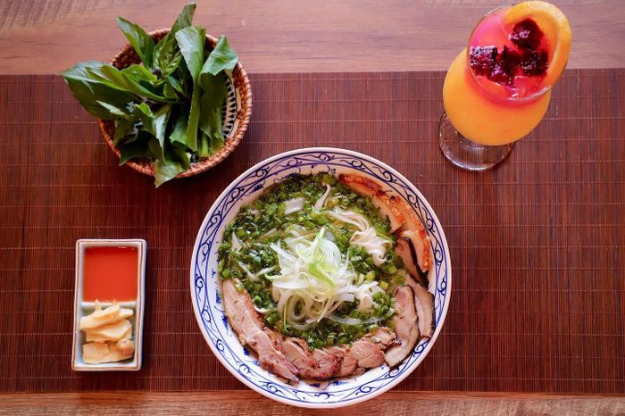 Sợi phở tươi được nhà hàng tự làm để thực hiện món phở bò, phở gà, phở vịt Cao Bằng chuẩn vị nhất