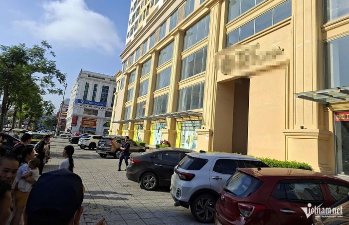 Hàng loạt ô tô bị đập vỡ kính. Ảnh: T.T
