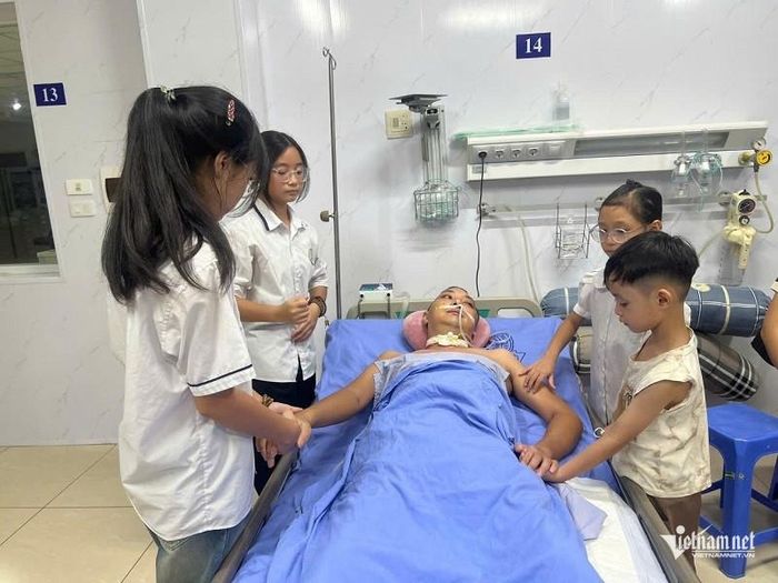 Mỗi lần được vào bệnh viện thăm bố, 4 đứa trẻ luôn vây quanh giường bệnh của anh Dũng