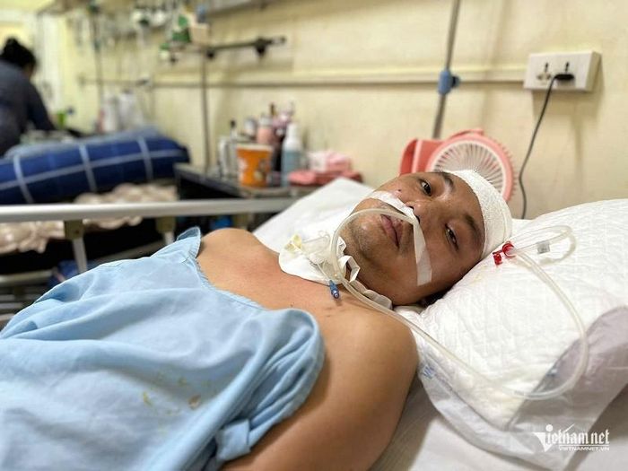 Anh Dũng đã trải qua nhiều lần phẫu thuật và điều trị ở nhiều bệnh viện trong suốt hơn 3 tháng