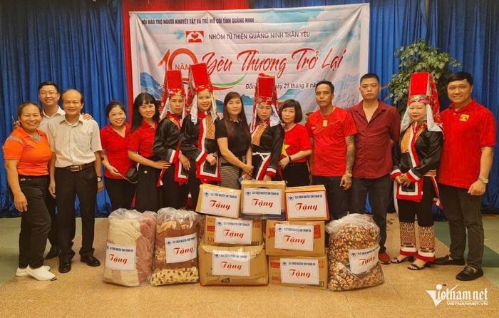 Cô giáo Tâm (thứ 7 từ trái sang) thường xuyên tham gia các hoạt động tình nguyện, thiện nguyện