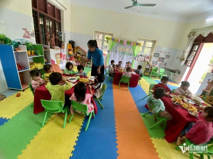 Cô giáo Tâm tận tình chăm sóc cho học sinh