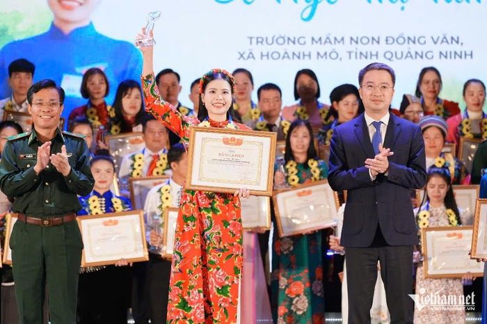 Cô giáo Ngô Thị Tâm đón nhận Bằng khen của Ủy ban Trung ương Hội Liên hiệp Thanh niên Việt Nam