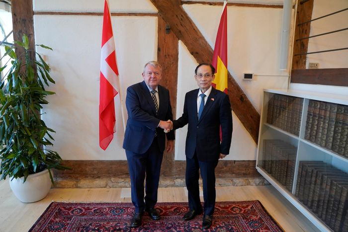 Bộ trưởng Ngoại giao Lê Hoài Trung và Bộ trưởng Ngoại giao Đan Mạch Lars Løkke Rasmussen. Ảnh: BNG
