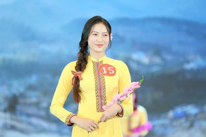 Sở hữu chiều cao 1m81 cùng gương mặt xinh đẹp như hotgirl, chân dài bóng chuyền Lữ Thị Phương (VTV Bình Điền Long An) luôn gây chú ý mỗi khi xuất hiện.