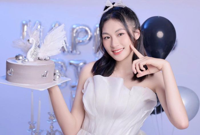 Tay đập bóng chuyền Nguyễn Thị Kiều Oanh (CLB Hóa chất Đức Giang Lào Cai) gây chú ý nhờ vẻ đẹp rạng ngời. Cô nàng sinh năm 2005, thi đấu sở trường ở vị trí đối chuyền.