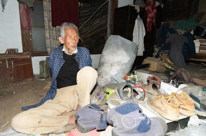 Dù sở hữu mảnh đất trị giá gần 50 tỷ đồng, ông không có lương hưu, không bảo hiểm y tế và chi tiêu chưa đến 9 triệu đồng mỗi tháng. Ảnh: News Post Seven
