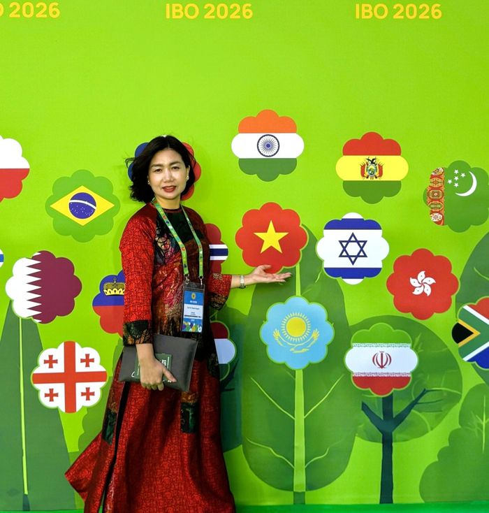 Cô Thanh Huyền tại kỳ thi Olympic Sinh học quốc tế năm 2026 ở Lithuania. Ảnh: NVCC