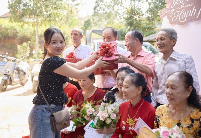 Buổi lễ vui vẻ, có người xúc động rơi nước mắt 