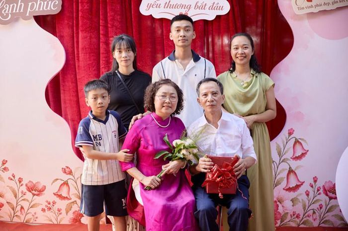 Thanh (áo đen) bên gia đình chồng 