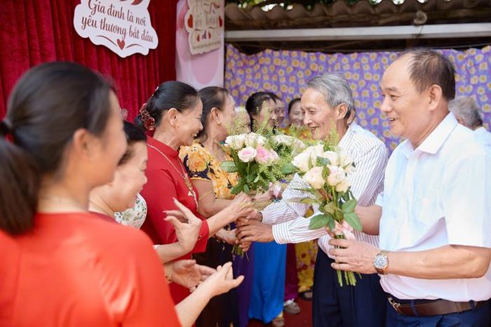 Các ông chồng đem hoa tặng vợ 