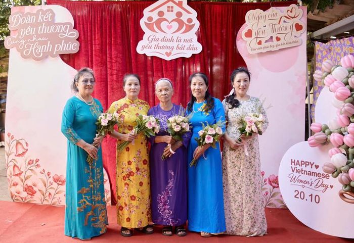 12 chị em ruột trong gia đình 