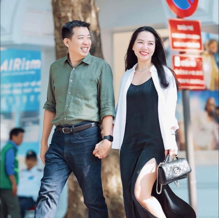 Anh 'Chánh Văn' Hoàng Anh Tú viết: "Yêu một người phụ nữ không phải là tặng nàng những món quà mình có thể mua mà là hãy trở thành món quà giá trị nhất trong cuộc đời nàng - dành cho nàng phần tử tế nhất bên trong con người các anh. Chúc mừng ngày 20/10".