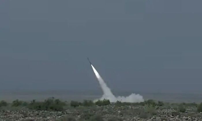 Lục quân Pakistan phóng tên lửa siêu thanh Fatah-2 ER, trong đoạn video được ISPR công bố ngày 13/10/2026. Ảnh chụp màn hình qua YouTube/ISPR/dawn.com