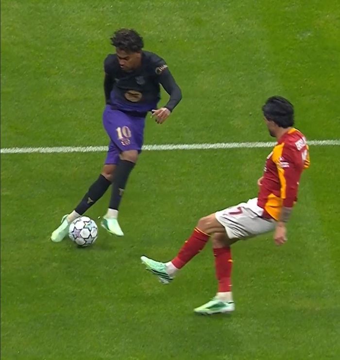 Khoảnh khắc kỳ diệu trước khi Yamal kiến tạo thành bàn trận Galatasaray. Ảnh chụp màn hình