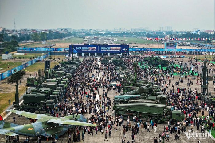 Người dân tham quan Triển lãm Quốc phòng quốc tế Việt Nam 2024