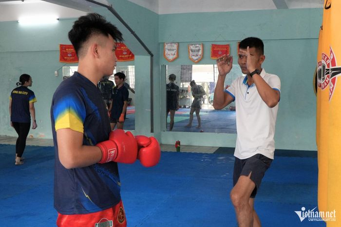 Hoàng Trung Nguyên tập luyện cùng huấn luyện viên Điểu Văn Sang. Ảnh: Hoàng Anh