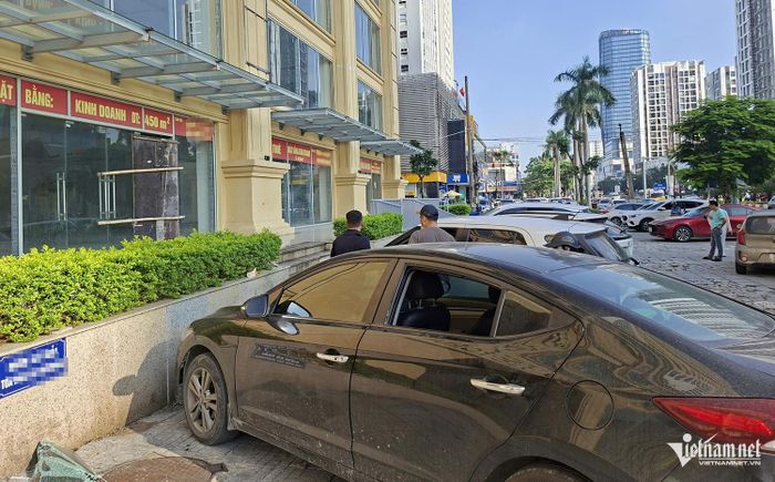 8 ô tô đỗ trước một chung cư ở Nghệ An bị đập vỡ kính. Ảnh: T.T