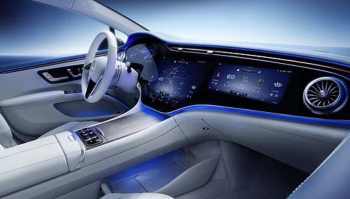 Mercedes-Benz là một ví dụ với hệ thống Hyperscreen có kích thước tổng thể được công bố khoảng 55,5 inch, trải dài trên bảng táp-lô ở một số mẫu xe điện cao cấp.