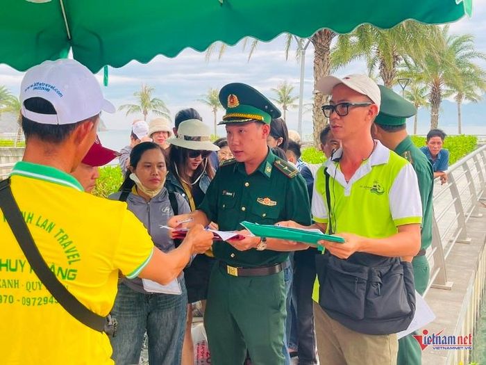 Lực lượng chức năng làm thủ tục cho khách du lịch ra đảo Nhơn Châu. Ảnh: Trần Hoàn