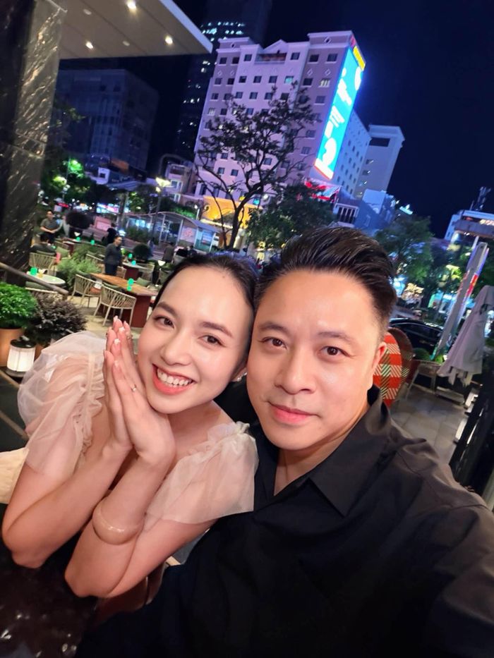 Vợ chồng đạo diễn Victor Vũ - diễn viên Đinh Ngọc Diệp "quấn như sam".