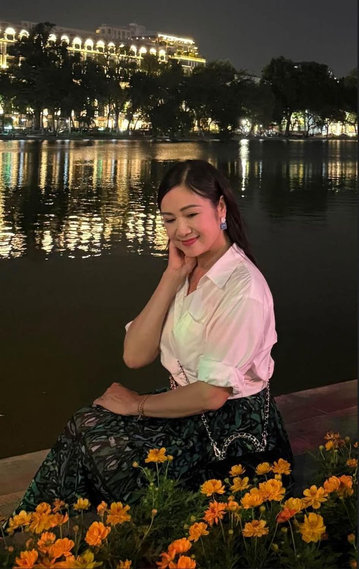 Thu Hà "Lá ngọc cành vàng" trẻ đẹp ở tuổi U60.