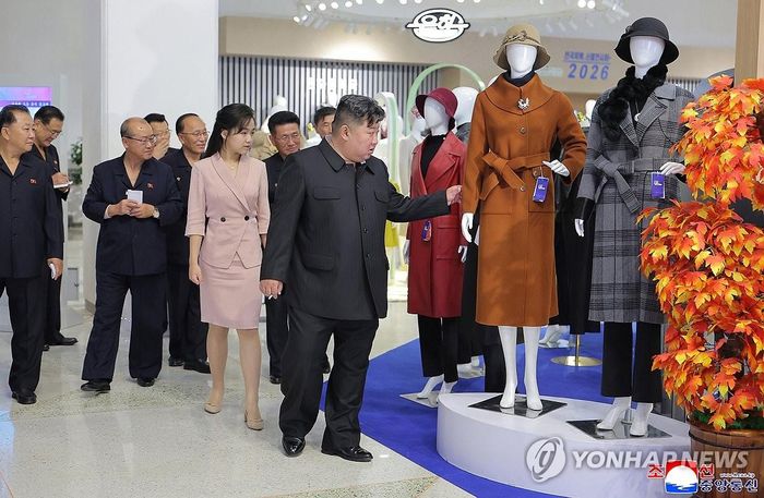 Ông Kim Jong Un và con gái thăm triển lãm thời trang ở Triều Tiên. Ảnh: Yonhap