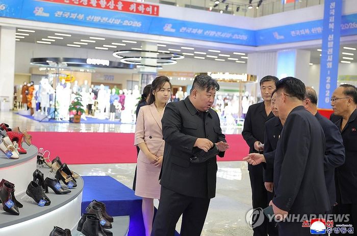 Ông Kim Jong Un và con gái thăm triển lãm thời trang ở Triều Tiên. Ảnh: Yonhap