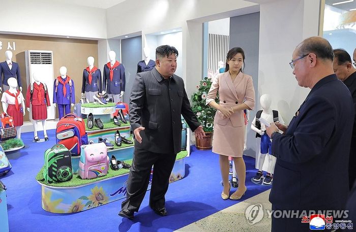 Ông Kim Jong Un và con gái thăm triển lãm thời trang ở Triều Tiên. Ảnh: Yonhap