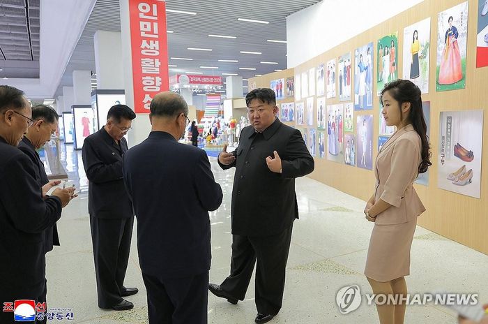 Ông Kim Jong Un và con gái thăm triển lãm thời trang ở Triều Tiên. Ảnh: Yonhap