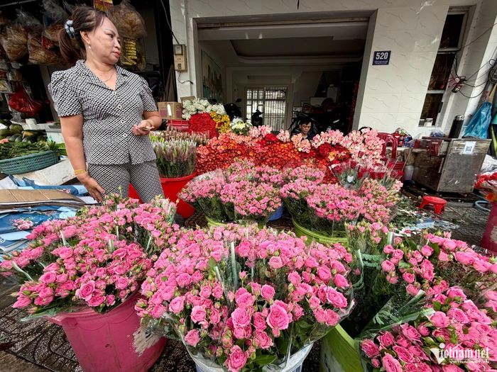 Các tiểu thương cho biết giá hoa thường giảm vào cuối ngày lễ. Ảnh: Thu Hà