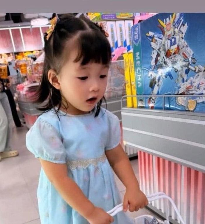 Đặng Thu Thảo tiết lộ con gái đã biết tự chọn váy xinh mỗi khi ra ngoài.