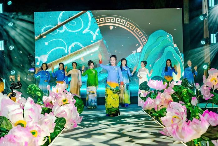 Những hình ảnh thân thuộc của quê hương được chuyển tải theo cách sáng tạo.