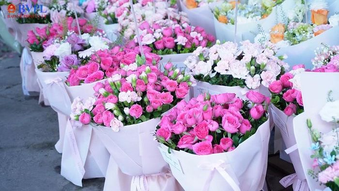 Những bó hoa đơn giản, có mức giá phải chăng dưới 400.000 là những lựa chọn được nhiều bạn trẻ hướng đến.