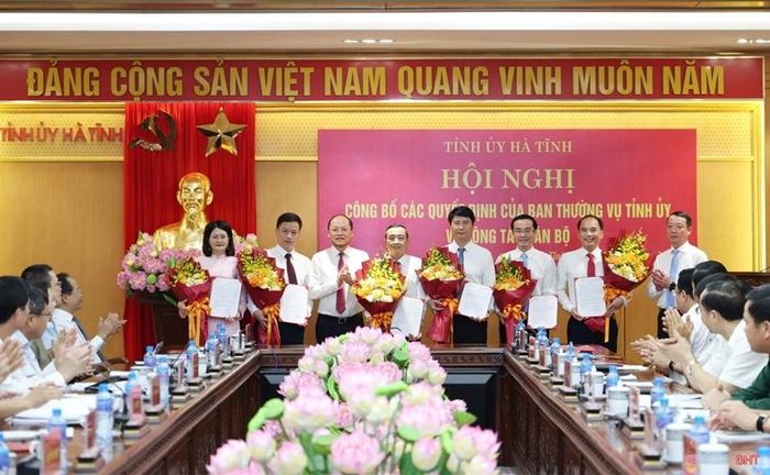  Phó Bí thư Tỉnh ủy Nguyễn Hồng Lĩnh và Chủ tịch UBND tỉnh Phan Thiên Định trao quyết định, tặng hoa các đồng chí được điều động, luân chuyển.