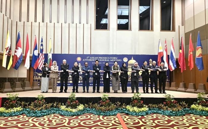  Đồng chí Nguyễn Huy Tiến, Viện trưởng Viện kiểm sát nhân dân tối cao Việt Nam cùng Viện trưởng, Tổng Chưởng lý của các quốc gia thành viên ASEAN.