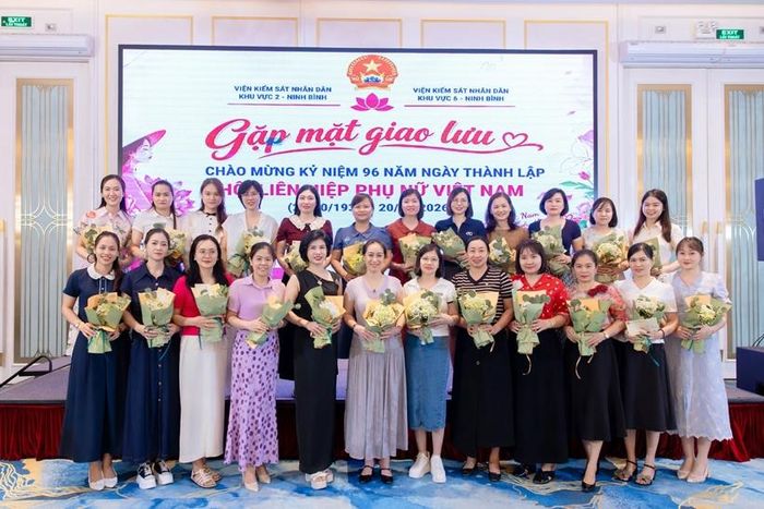 Những bó hoa tươi thắm cùng lời chúc mừng ý nghĩa gửi tới nữ công chức, người lao động VKSND khu vực 6 và VKSND khu vực 2 nhân ngày 20/10.