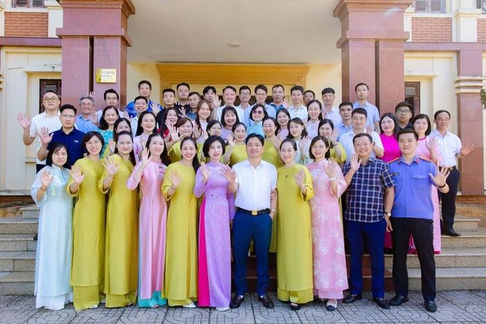 Cán bộ, công chức, người lao động VKSND khu vực 6 và VKSND khu vực 2, tỉnh Ninh Bình chụp ảnh lưu niệm nhân dịp giao lưu kỷ niệm Ngày Phụ nữ Việt Nam 20/10.
