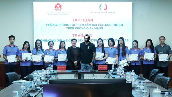 Bà Sophie Bazard, chuyên gia hợp tác kỹ thuật, trao chứng chỉ hoàn thành khóa tập huấn cho các học viên, sinh viên.