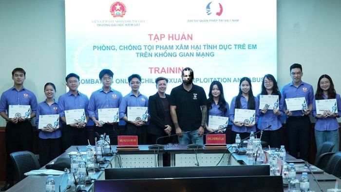  Bà Sophie Bazard, chuyên gia hợp tác kỹ thuật, trao chứng chỉ hoàn thành khóa tập huấn cho các học viên, sinh viên.