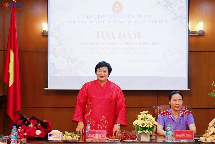  Đồng chí Vụ trưởng Vụ 12 Mai Thị Nam phát biểu chào mừng kỷ niệm ngày 20/10.